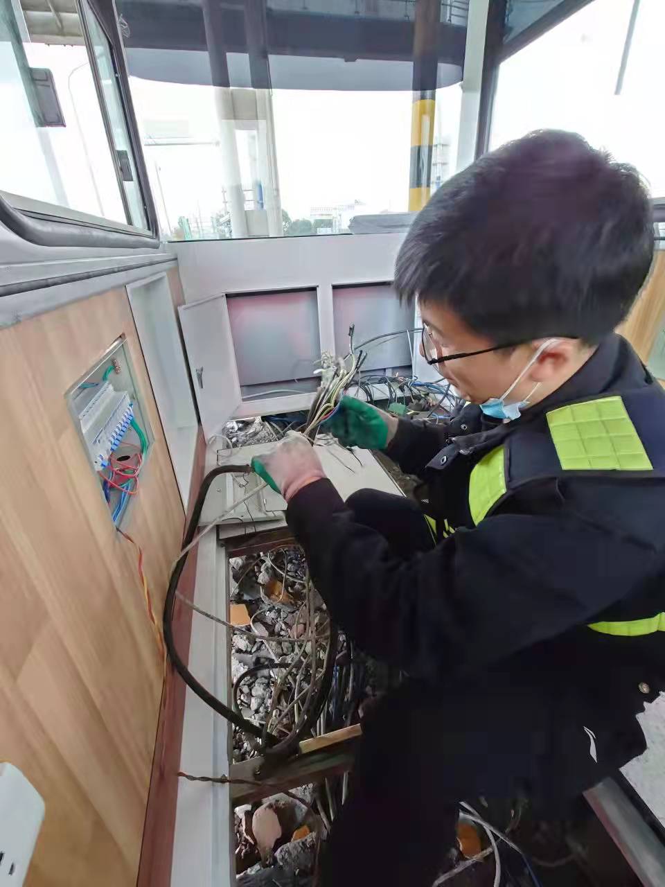 1639623049884583.jpg 搶修人員在接線(xiàn).jpg